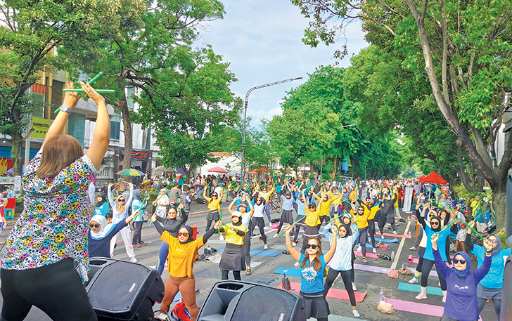 MENYEHATKAN: PLN UP3 Solo menggelar senam pound fit di Car Free Day Slamet Riyadi Solo, kemarin (21/1) dalam rangka promosi tambah daya bertajuk Semarak Awal Tahun.