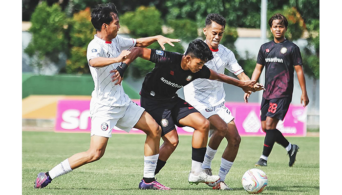 SARAT GENGSI: Persis Solo U-20 melawan Arema FC U-20 di Stadion Mini Surakarta, kemarin.