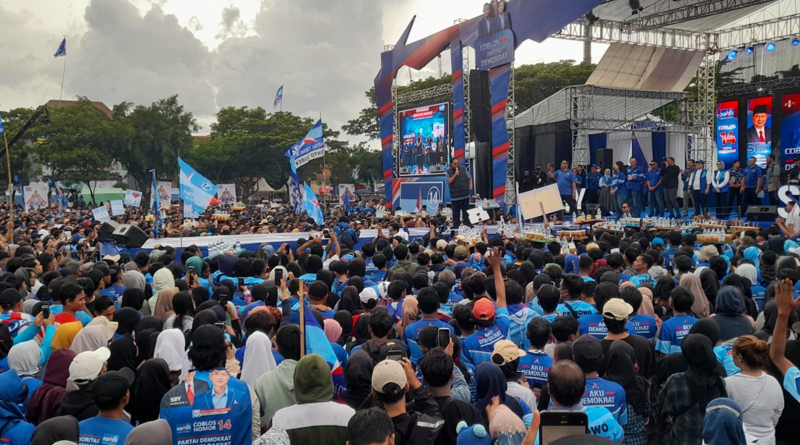 Ketua Majelis Tinggi Partai Demokrat Susilo Bambang Yudhoyono jadiri kampanye terbuka di Alun-Alun Karanganyar, Senin (22/1/2023)