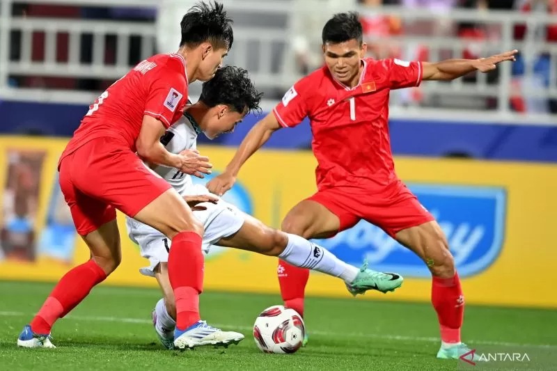 Pesepak bola Timnas Indonesia Rafael William Struick berebut bola dengan pesepak bola Vietnam Nguyen Filip dan Nguyen Thanh Binh pada laga kedua penyisihan grup D Piala Asia 2023.