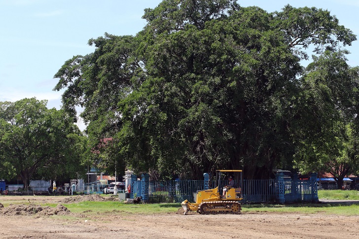 Alat berat mengeruk kawasan Alun-Alun Utara Keraton Solo. Proyek revitalisasi kawasan bersejarah tersebut dimulai.