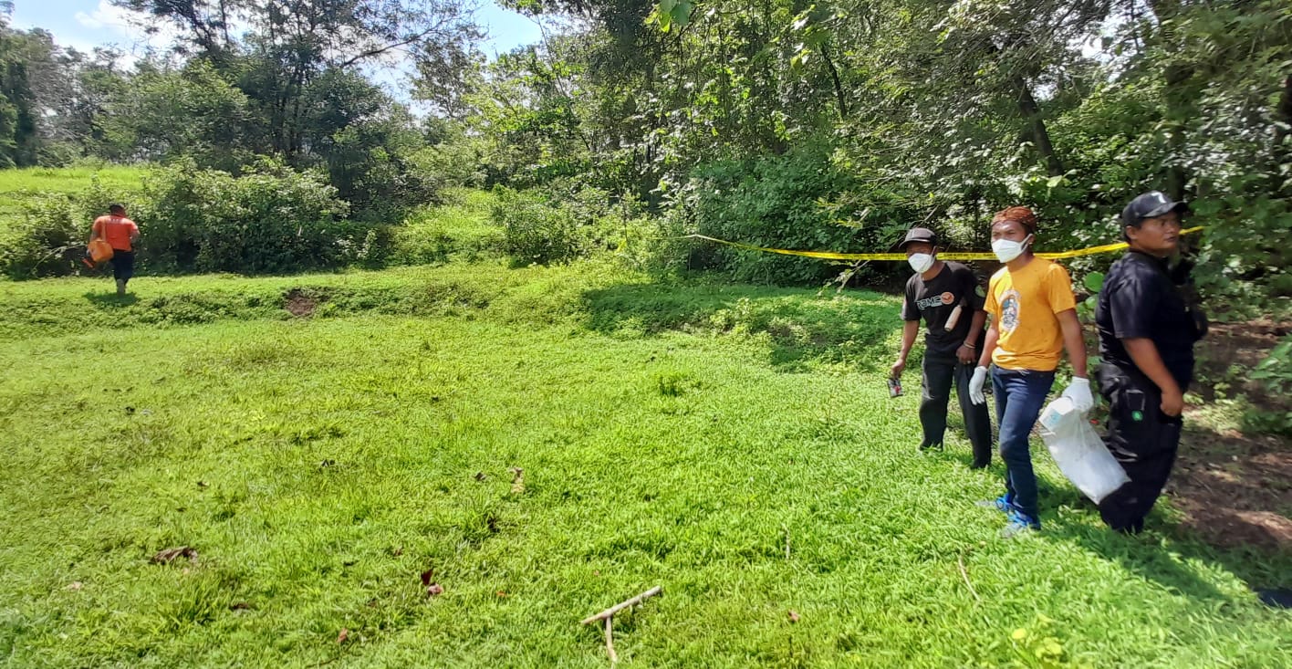 Tim Inafis Polres Karanganyar sisir lokasi penemuan mayat di Desa Plesungan, Gondangrejo, Karanganyar, Senin (22/1/2024).