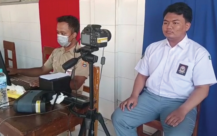CALON PEMILIH : Seorang pelajar yang menginjak usia 17 tahun melakukan perekaman data KTP di Dispendukcapil Sragen.