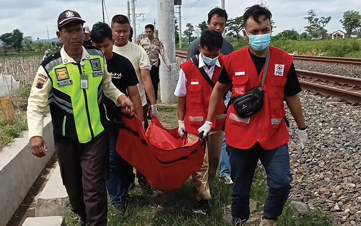 Tim PMI Klaten saat melakukan evakuasi terhadap korban tertemper KRL Solo-Jogja di Desa Trunuh, Kecamatan Klaten Selatan, Senin (22/1)