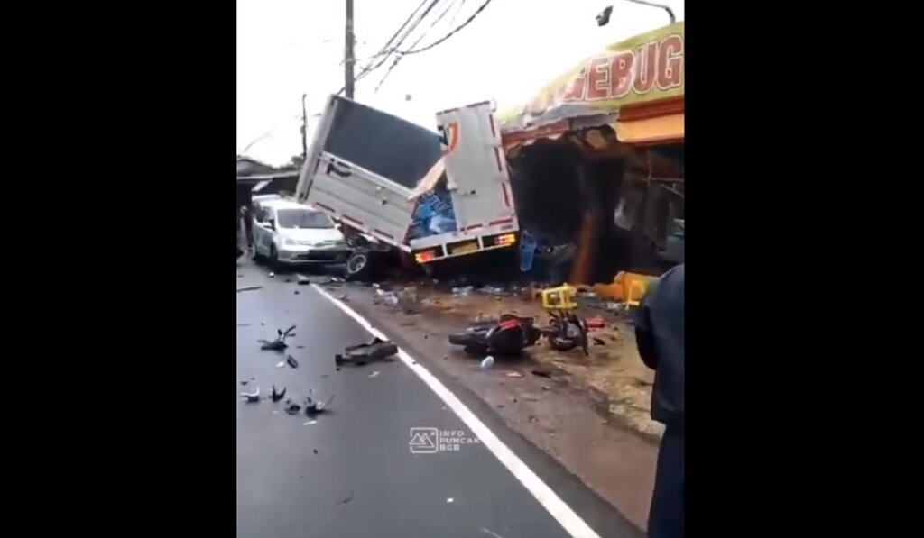 Tangkapan layar rekaman video tabrakan beruntun di Puncak, Selasa (23/1/2024).