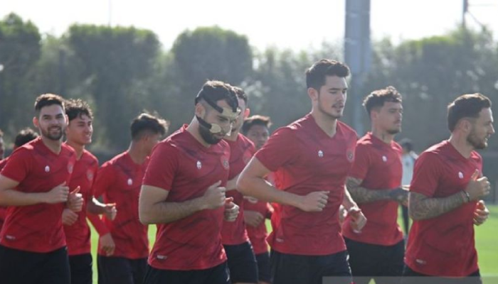 Timnas Indonesia saat menjalani latihan di Lapangan Al Egla 2, Lusail, Qatar, Senin (22/1).