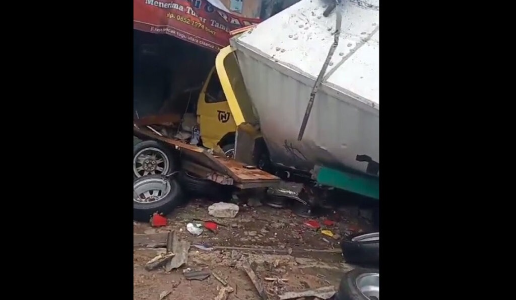 Tangkapan layar rekaman video tabrakan beruntun di Puncak, Selasa (23/1/2024).