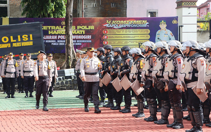 Kapolres Wonogiri AKBP Andi Muhammad Indra Waspada Amirullah  mengecek pasukan dan perlengkapannya saat apel kesiapan pengamanan kampanye terbuka Pemilu 2024 di Mapolres Wonogiri Sabtu (20/1).