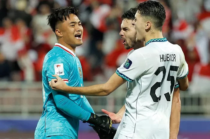 TIGA ANGKA: Dari kiri, Ernando Ari, Sandy Walsh, dan Justin Hubner merayakan kemenangan Indonesia atas Vietnam di matchday kedua grup D Piala Asia 2023 Jumat (19/1) lalu.