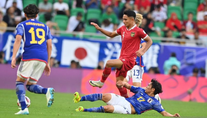 Pemain Indonesia Marselino Ferdinan (tengah) menggiring bola dan dihalangi pemain Jepang Jepang Reo Hatate (kanan) dan Yuta Nakayama (kiri) pada laga penutup grup D Piala Asia 2023, Rabu (24/1/2024).