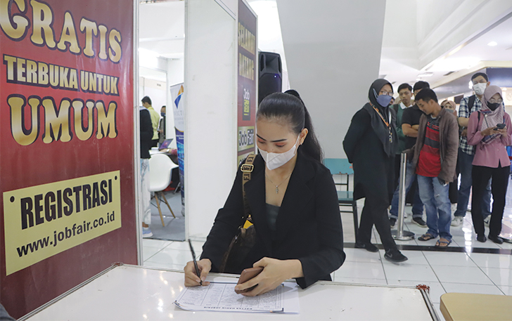DEMI MASA DEPAN: Para pencari kerja memanfaatkan job fair yang menawarkan beragam lowongan kerja. Event ini digelar di salah satu mal di Solo, kemarin (23/1).