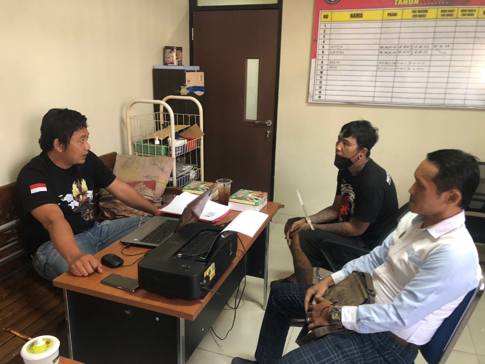 Penyidik Satnarkoba Polres Sukoharjo periksa tersangka penyalahgunaan narkotika dan obat terlarang