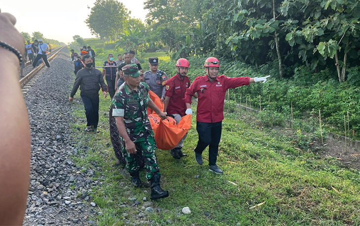 Petugas kesehatan bersama TNI Polri mengevakuasi korban yang tertemper kereta di Desa Wonotolo, Rabu (24/1).