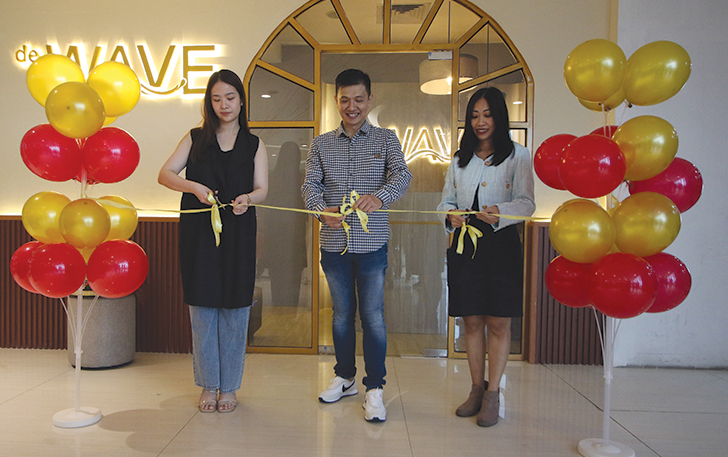 SEREMONIAL: Manajemen mall bersama owner dan general manager de Wave melakukan pemotongan pita dalam Reopening De WAVE Family Massage, Reflexology & Beauty Bar di Pakuwon Mall