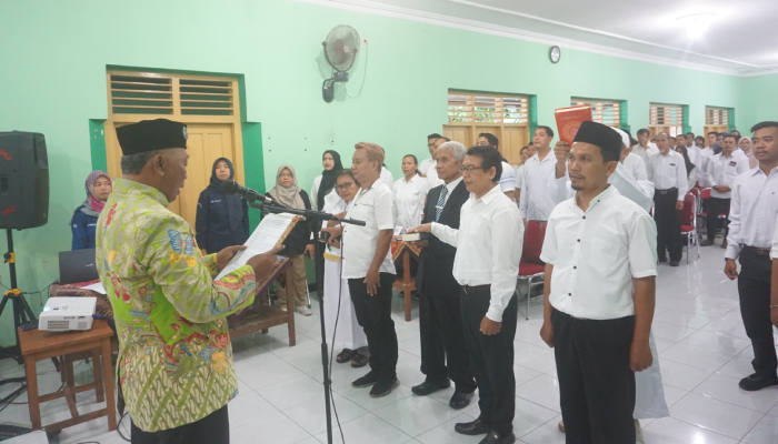 Pelantikan anggota KPPS di Balai Desa Jonggrangan, Kecamatan Klaten Utara oleh Ketua PPS setempat, Kamis (25/1).