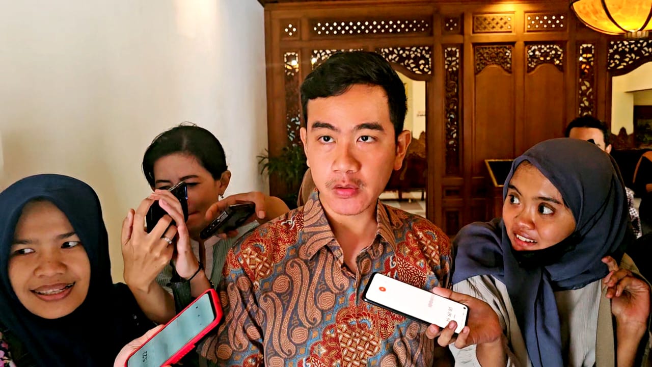 Wali Kota Solo Gibran Rakabuming Raka menjawab pertanyaan media saat datang ke Balai Kota untuk mengecek pekerjaannya, Kamis (25/1).