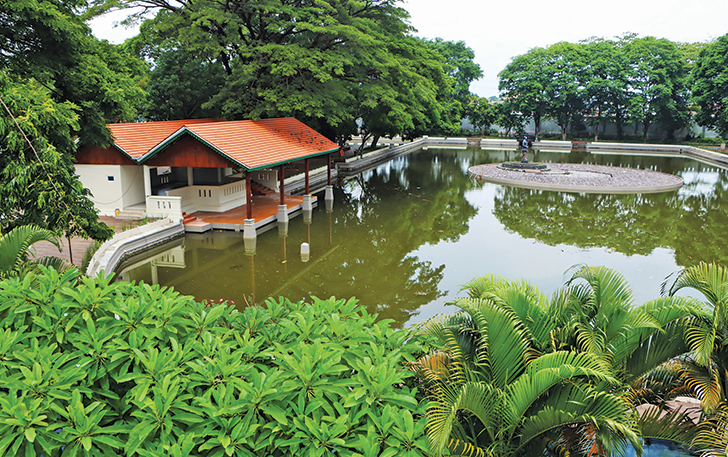 MASIH TUTUP: Wajah kolam di kompleks Taman Balekambang yang sudah tersentuh revitalisasi, belum lama ini.