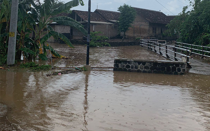 TERSUMBAT SAMPAH: Banjir luapan terjadi di dua jembatan di Dusun Kauman, Desa Jipangan, Kamis (25/1).