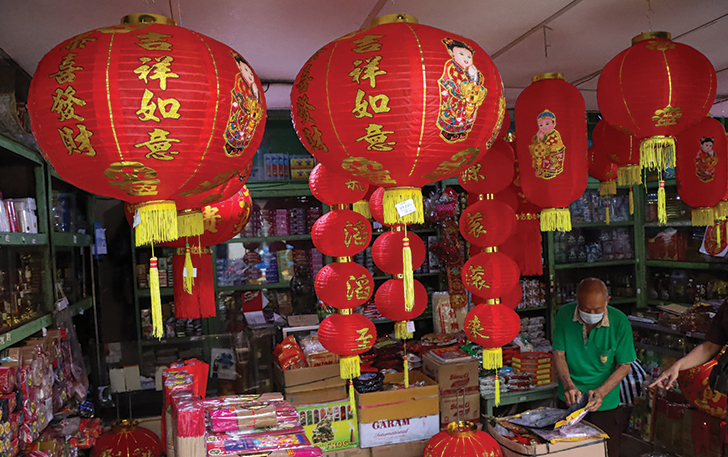 SERBA MERAH: Toko yang menjual lampion di Pasar Gede. Masuk di momen Imlek, penjualan lampion ikut merangkak naik.