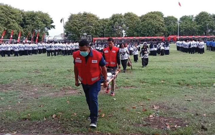 MITIGASI: Personel PMI Sukoharjo memberikan pelayanan kesehatan di Alun-Alun Satya Negara, belum lama ini.