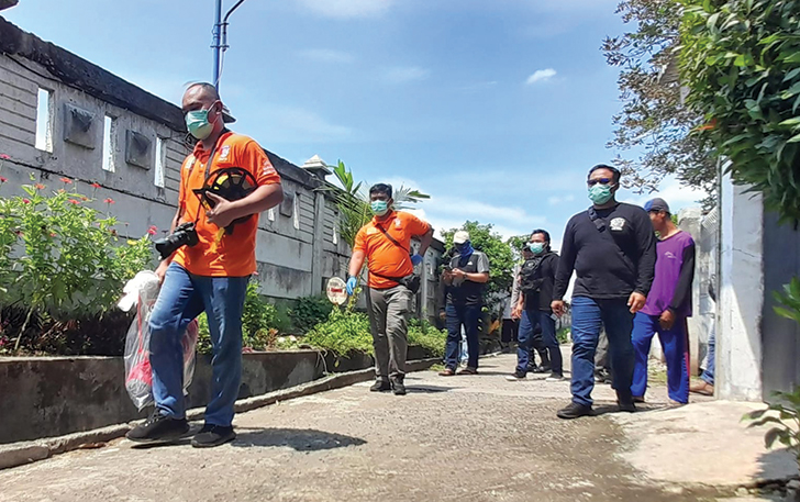 Tim kepolisian dari Polri mengamankan barang milik terduga teroris TA yang ditangkap di Kebakkramat, Kamis (25/1).