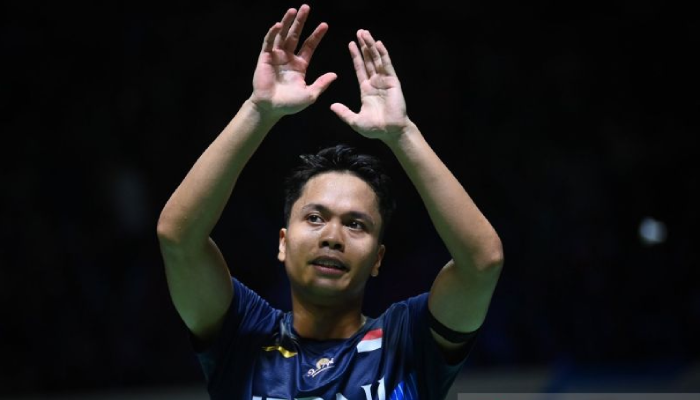 Anthony Sinisuka Ginting meyapa suporternya usai kalahkan wakil Malaysia Leong Jun Hao pada babak 16 besar Indonesia Masters 2024 di Istora Senayan Jakarta, Kamis (25/1).