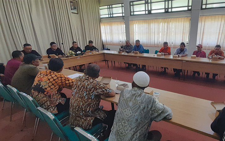 SALURKAN ASPIRASI: Sejumlah warga Desa Gedongan, Kecamatan Colomadu audiensi dengan Pemerintah Kabupaten Karanganyar, kemarin (25/1).