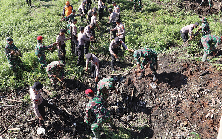 BERSINERGI: Anggota TNI, Polri, dan masyarakat menggelar bersih-bersih Sungai Siluwur, Kecamatan Weru, kemarin.