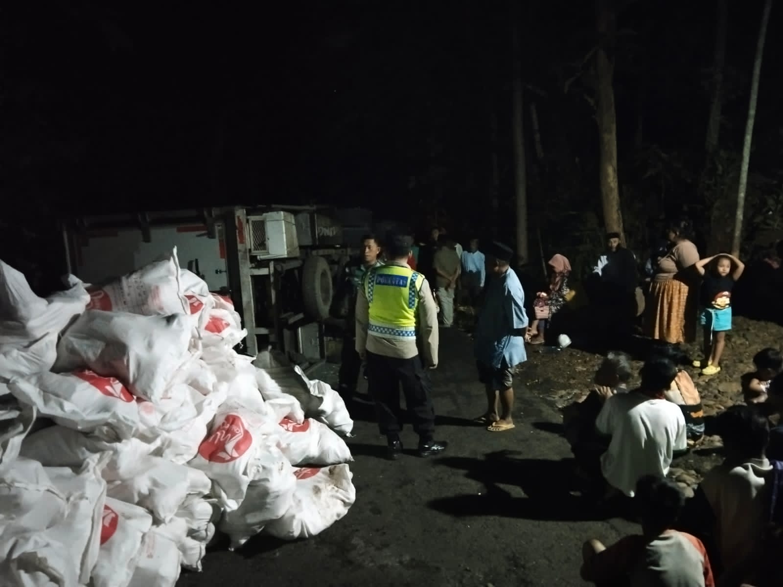Kecelakaan di jalur Tunggangan Kamis (25/1/2024) malam. Truk bermuatan daging beku terguling.