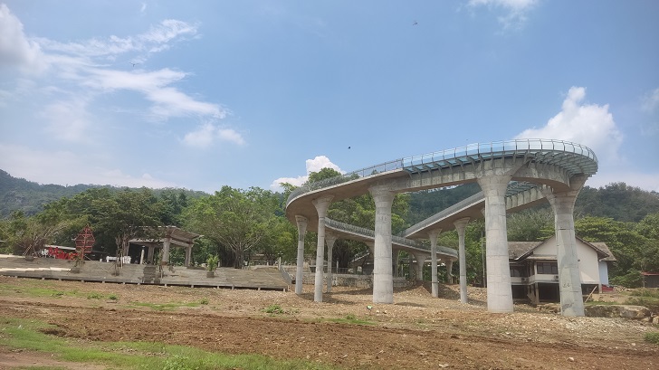 Jembatan kaca di kawasan Waduk Gajah Mungkur menjadi ikon baru Kabupaten Wonogiri.