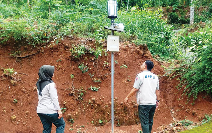 RUTIN DICEK: Satgas BPBD Karanganyar mengecek kondisi EWS longsor di Kecamatan Tawangmangu, belum lama ini.