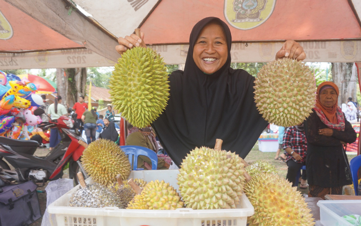 GUGAH SELERA: Pedagang buah durian lokal asal Kecamatan Karangnongko di Lapangan Desa Jiwan, Klaten.