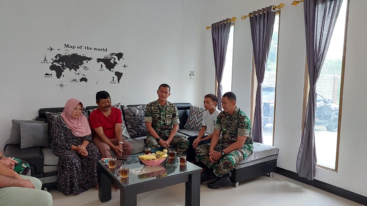 Arif Diva (dua dari kanan), Dandim 0724/Boyolali Letkol Inf Wiweko Wulang Widodo (kanan) dan Dayonif 408/SBH Letkol Inf Slamet Hardiyanto (tiga dari kanan).