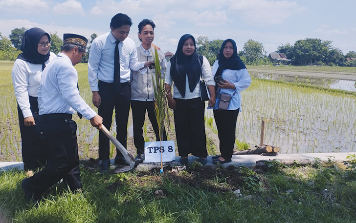Penanaman bibit pohon pasca pelantikan KPPS di Desa Ngrombo, Kecamatan Baki, Kamis (25/1).
