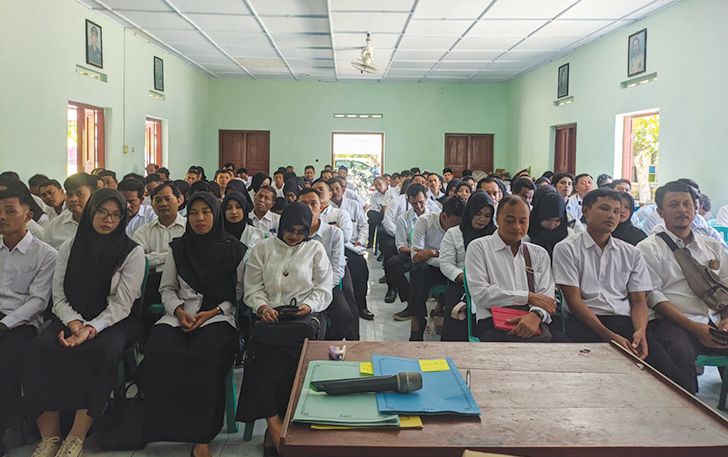 MULAI BERTUGAS: Pelantikan KPPS di Kelurahan Karangtengah, Kecamatan Sragen, kemarin.