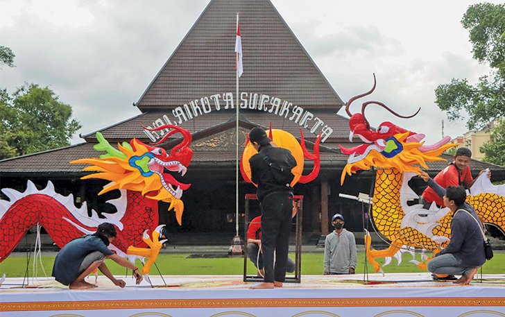 SEMARAK: Panitia Imlek Kota Solo memasang ikon perayaan Imlek 2024 di depan Balai Kota Solo, Rabu (24/1).