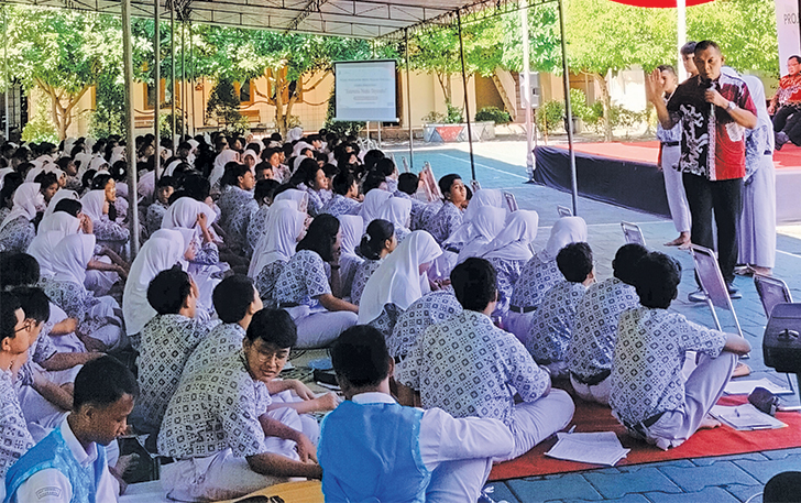 BERBAGI CERITA: Wakil Wali Kota Solo Teguh Prakosa gelar sosialisasi soal pesta demokrasi di SMPN 1 Solo, kemarin.