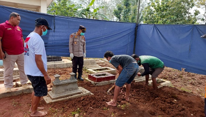 Proses pembongkaran makam balita di Dusun Sajen, Desa Guli, Kecamatan Nogosari, Boyolali, Sabtu (27/1).