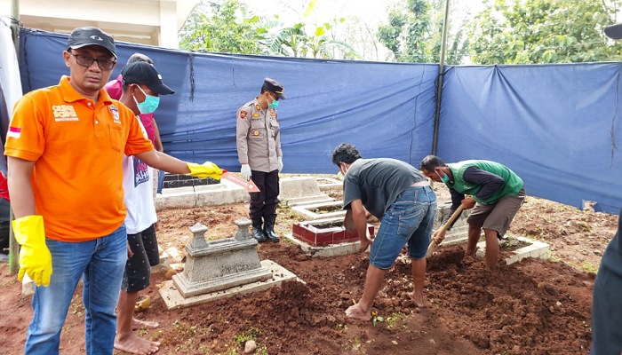 Polisi menunjukkan makam balita yang dibingkar Dusun Sajen, Desa Guli, Kecamatan Nogosari, Boyolali, untuk keperluan otopsi.