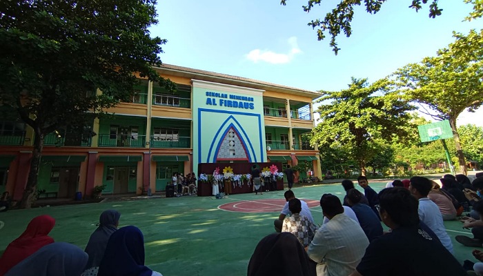 Siswa menggelar pertunjukan Jumat Pentas di MYP-HS Al Firdaus Sukoharjo.