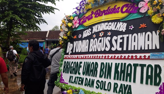Karangan bunga duka cita dari Brigade Umar bin Khattab di rumah keluarga Yuda di Dusun Bulakan, Desa Bendan, Banyudono, Boyolali, Sabtu (27/1).