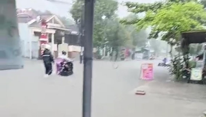 Tangkapan layar video warga banjir di sekitar Patung Macan, Desa Nambangan, Kecamatan Selogiri, Wonogiri, Sabtu (27/1) sore.