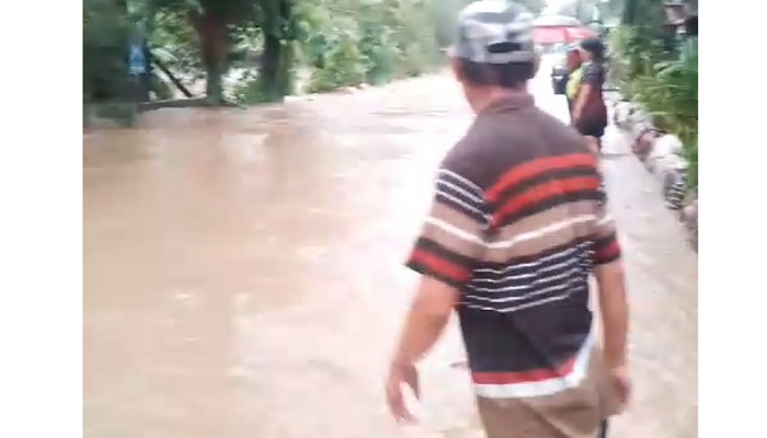 Air Sungai Jatimalang meluap hingga permukiman warga di Dusun Tegalan, Desa Kateguhan, Kecamatan Tawangsari, Sukoharjo.