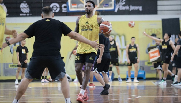 Roster Kesatria Bengawan Solo panaskan mesinnya.