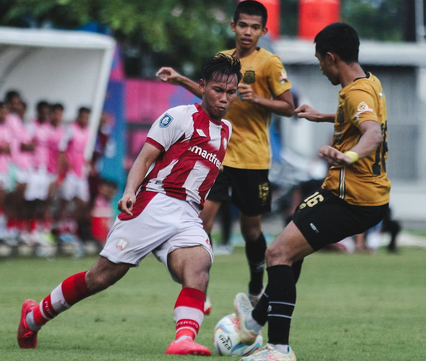 Laga Persis Solo U-20 versus Bhayangkara FC di Lapangan Kota Barat, Sabtu (27/1). (PERSIS SOLO OFFICIAL)