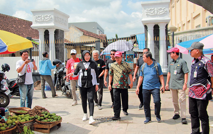 BERI IMBAUAN: Bupati Klaten Sri Mulyani saat mengecek kondisi Pasar Gedhe Klaten, Jumat (26/1).