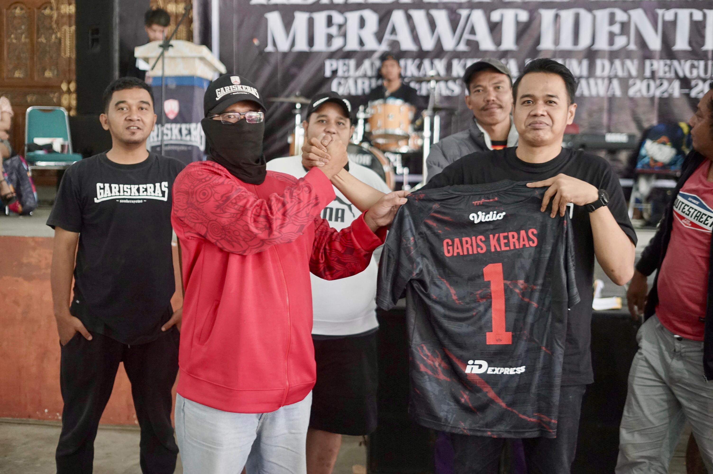 Kodratullah Fabrianto resmi jadi ketum Garis Keras Sambernyawa dan dapat jersey nomor 1 bertruliskan nama Garis Keras. (GARIS KERAS SAMBERNYAWA FOR RADAR SOLO)
