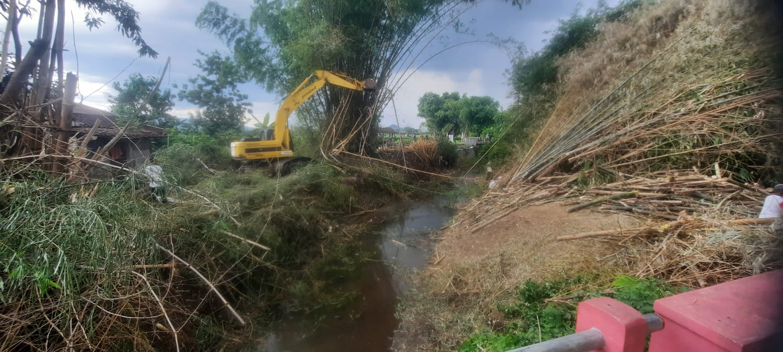 Pembersihan rumpun bambu yang menyumbat aliran sungai di Lingkungan Gunung Wijil, Kelurahan Kaliancar, Kecamatan Selogiri, Kabupaten Wonogiri, Kamis (25/1/2024).