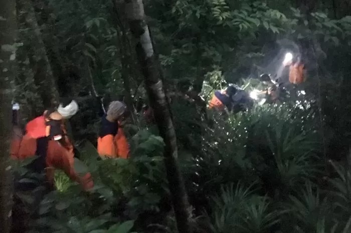EVAKUASI: Petugas Tim SAR saat melakukan evakuasi di Jurang Pendakian Gunung Muria.