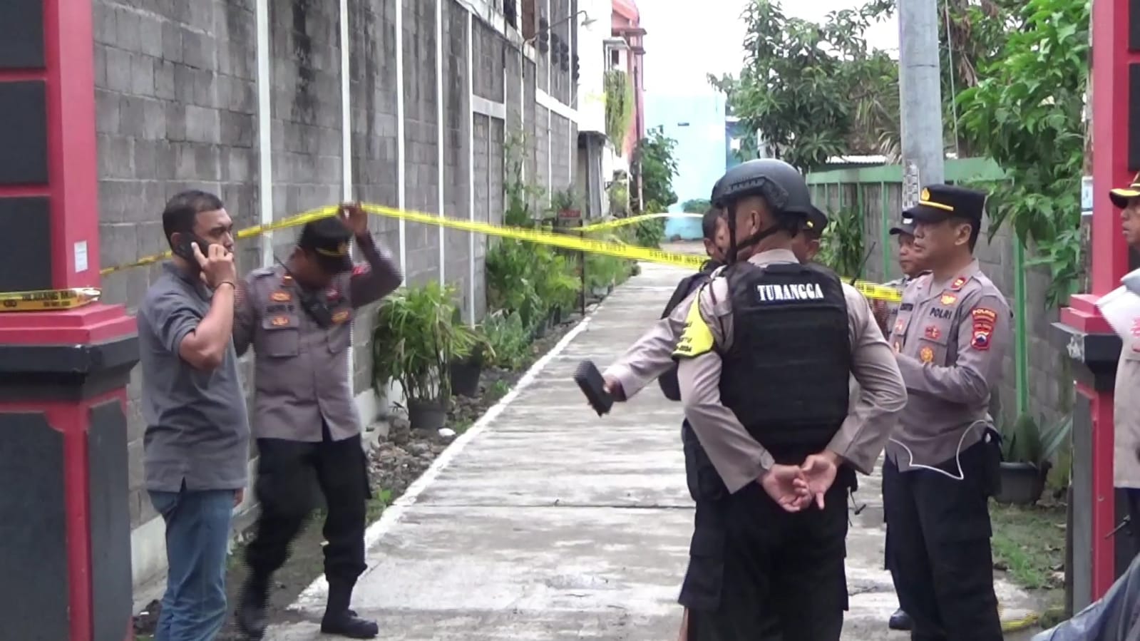 Garis polisi membentang di sekitar lokasi sabung ayam Desa Tohudan, Kecamatan Colomadu, Kabupaten Karanganyar.
